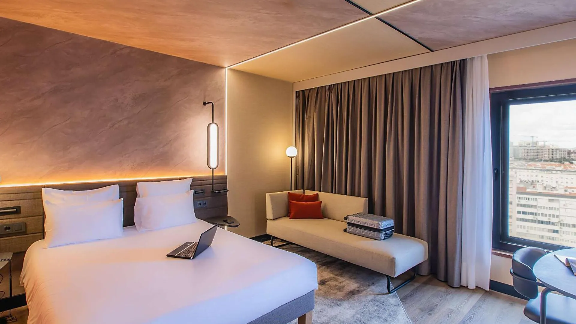 Novotel Lisboa contacts